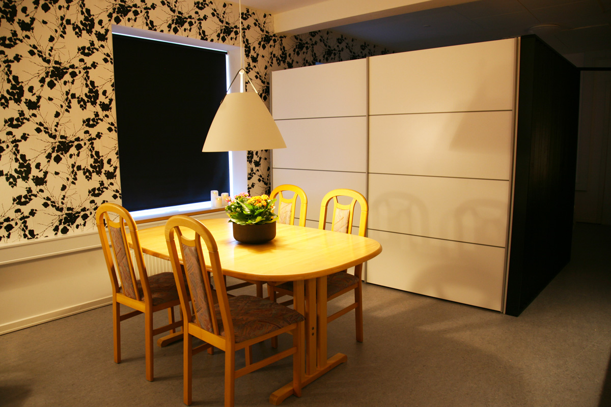 4-bed family room, with own kitchen and seating updated may 2023